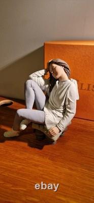 Elisa figurine 9206 Pensive- Lovely Condition, Limited Edition of Just 5000