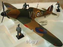Hawker Hurricane Mk1 P2923 Albert Lewis Castle Camps + 3 Figurines Die-Cast 132