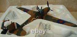 Hawker Hurricane Mk1 P2923 Albert Lewis Castle Camps + 3 Figurines Die-Cast 132