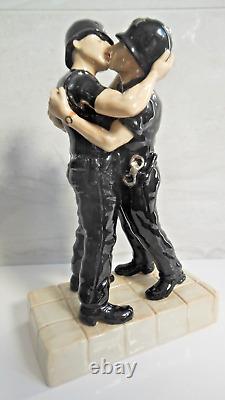 Kevin Francis Figurine Street Art Rare Limited Edition Banksy's Kissing Coppers