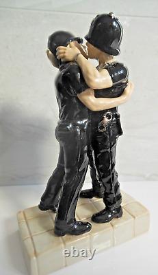 Kevin Francis Figurine Street Art Rare Limited Edition Banksy's Kissing Coppers