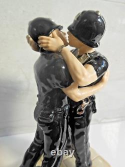 Kevin Francis Figurine Street Art Rare Limited Edition Banksy's Kissing Coppers