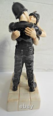 Kevin Francis Figurine Street Art Rare Limited Edition Banksy's Kissing Coppers