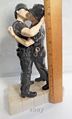 Kevin Francis Figurine Street Art Rare Limited Edition Banksy's Kissing Coppers