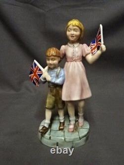 Limited Edition Attractive Royal Doulton Figure/figurine Hn4697 Welcome Home