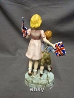 Limited Edition Attractive Royal Doulton Figure/figurine Hn4697 Welcome Home