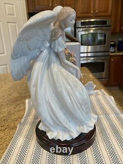 Lladro 1867 Flowers Of Peace Ltd Ed with Wooden Base & Original Box -Mint Conditio