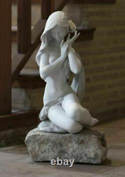 Lladro Subtle moonlight Woman Figurine. White. SKU 01009332