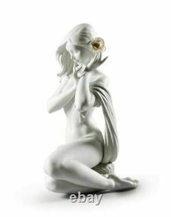 Lladro Subtle moonlight Woman Figurine. White. SKU 01009332