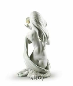 Lladro Subtle moonlight Woman Figurine. White. SKU 01009332