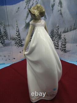 NIB MIB Lladro Afternoon Promenade #7636 1993 withParasol Wrapped/ Shown Seperate