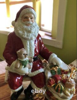ROYAL ALBERT OLD COUNTRY ROSES SANTA FIGURINE Limited Edition Of 2000