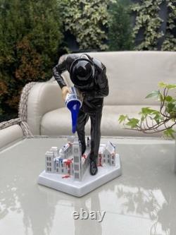 ROYAL DOULTON NICK WALKER VANDAL VS PARLIAMENT FIGURE Limited edition 507/1000