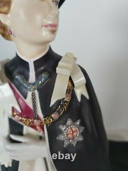 Royal Worcester Limited Edition 120/250 Figurine Queen Regnant Of England 1976